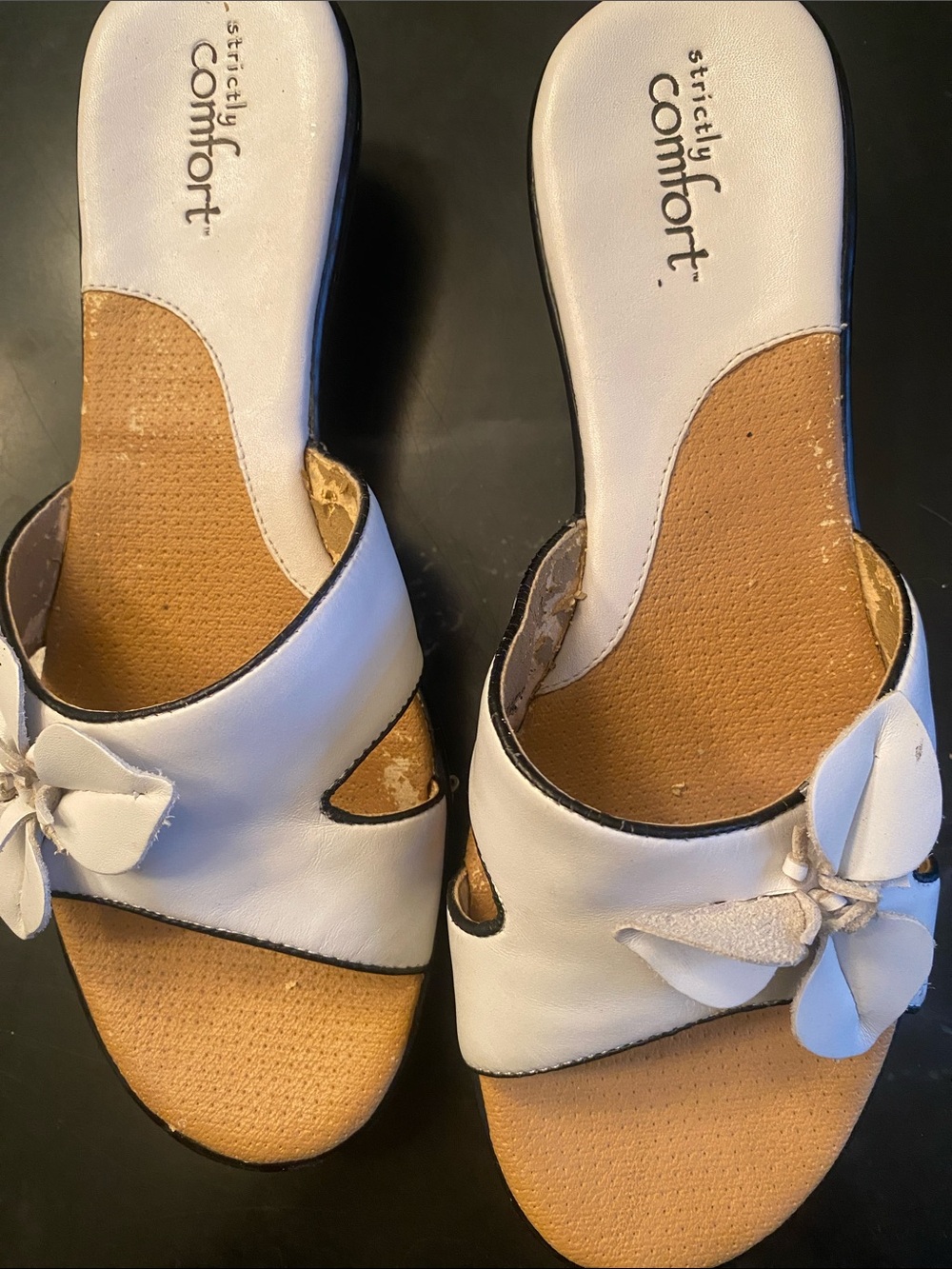 Strictly Comfort White Floral Slide Sandals
Size 8